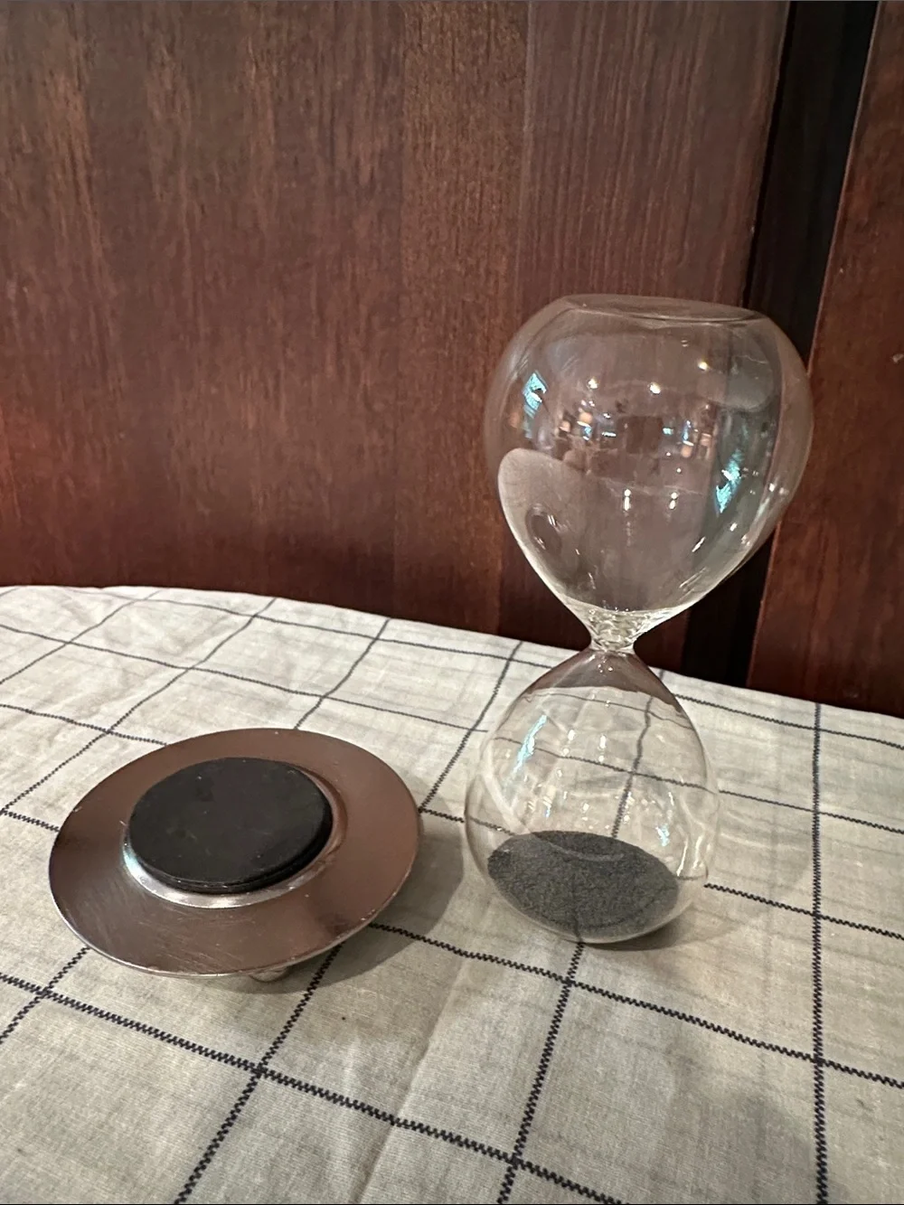 Magnetic base and hourglass • 30 second timer • use with or without base • glass